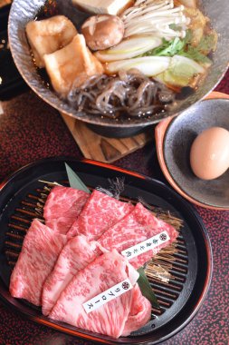 Masadaki Asya yemeklerini kapatın. 