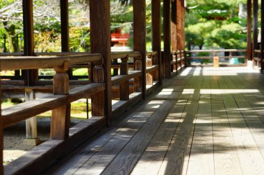 Asya bahçesinde tünel yolu