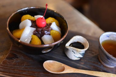 Tatlıyı masaya koy. 