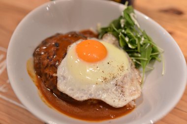 Masanın üstündeki yemeği kapat. 