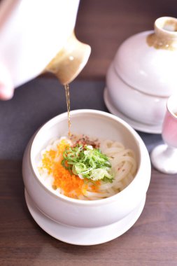 Masadaki Asya yemeklerini kapatın. 