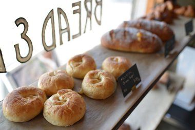 Taze pişmiş çörekler yakın plan.