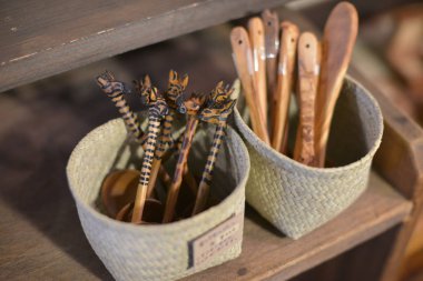 Çubuklar ve kaşıklar bardaklarda 