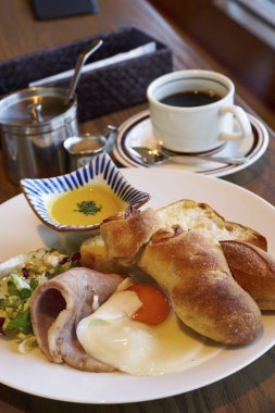 Gündüz vakti masada lezzetli bir akşam yemeği. 