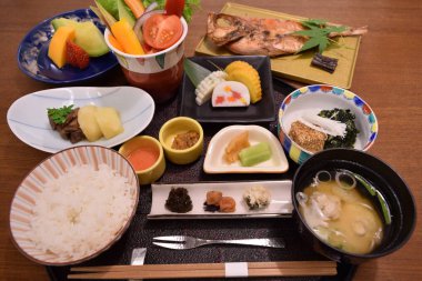 Gündüz vakti masada Asya yemeği 