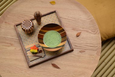 Masadaki Asya yemeğini kapat. 