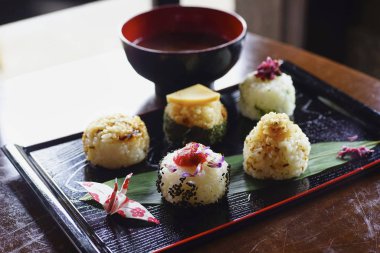 Gündüz vakti masada Asya yemeği 