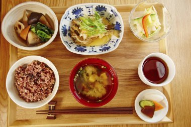 Masadaki Asya yemeklerini kapatın. 