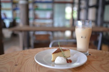 Gündüz vakti tabakta lezzetli bir pasta 