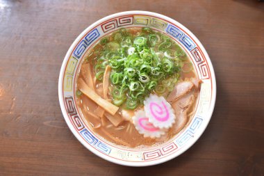 Gündüz vakti masada Asya yemeği 