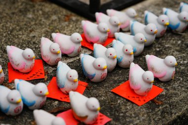 Büyük bir grup küçük ördek heykelciği.