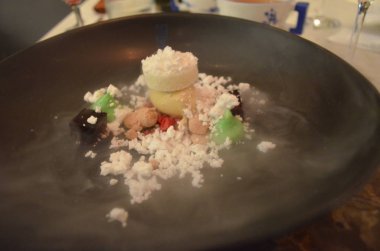 Siyah tabakta servis edilen lezzetli tatlı.