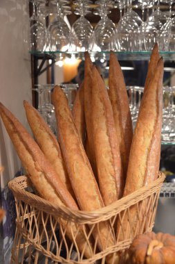 Hasır sepet ve taze ekmekler.