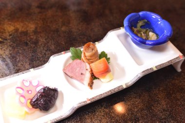 Masadaki Asya yemeklerini kapatın. 