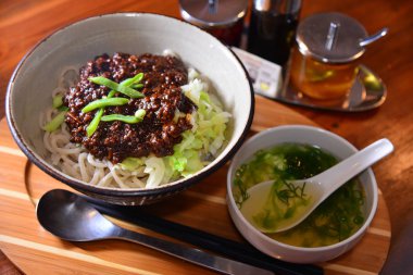 Masadaki Asya yemeklerini kapatın. 