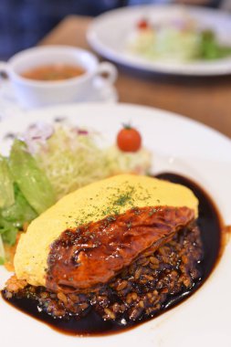 Masadaki Asya yemeklerini kapatın. 