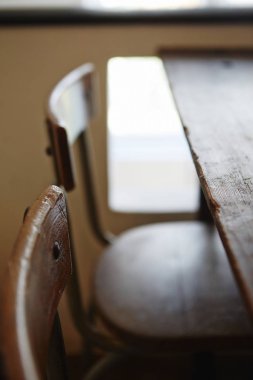 Tahta masanın yanındaki sandalyelerin yakın görüntüsü