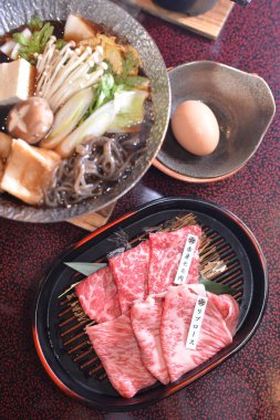 Gündüz vakti masada Asya yemeği 