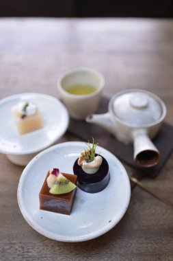 Gündüz vakti tabakta lezzetli bir pasta 