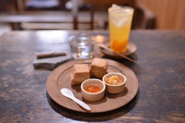 Gündüz vakti masada Asya yemeği 