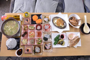 Masadaki Asya yemeklerini kapatın. 