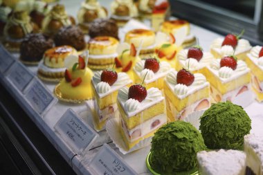 Gündüz vakti tabakta lezzetli bir pasta 