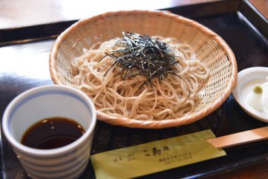 Soya soslu makarna ve yosun.