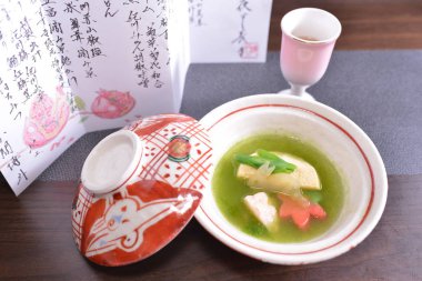 Masadaki Asya yemeklerini kapatın. 