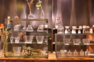 Kuru bitkilerle dolu çeşitli bardaklar.