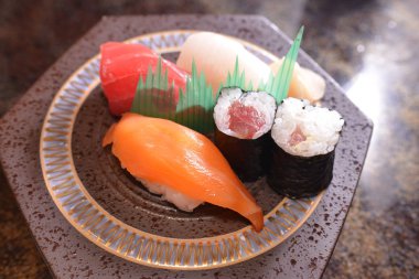 Gündüz vakti masada Asya yemeği 