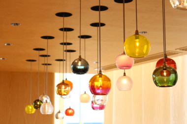 Sarı tavanda asılı fenerler