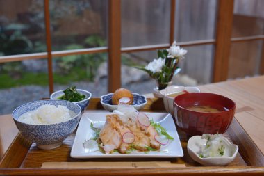 Gündüz vakti masada Asya yemeği 