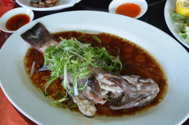 Masadaki Asya yemeğini kapat. 