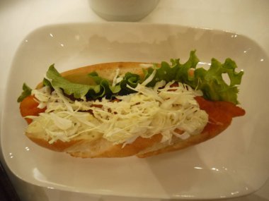 Gündüz vakti masada Asya yemeği 