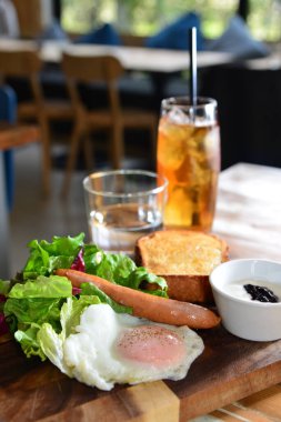 Masanın üstündeki yemeği kapat. 