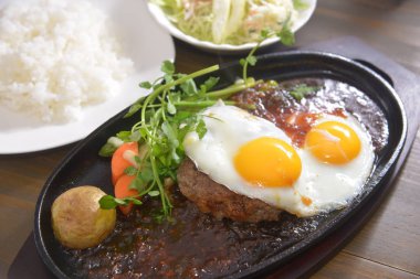 Masanın üstündeki yemeği kapat. 