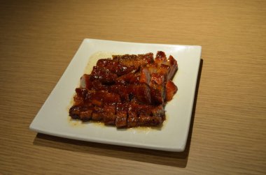 Beyaz tabakta dilimlenmiş biftek.