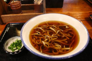 Masadaki Asya yemeklerini kapatın. 