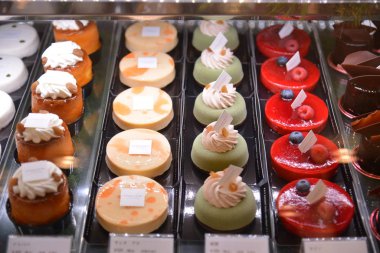 Tatlıyı masaya koy. 