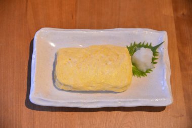 Gündüz vakti masada Asya yemeği 