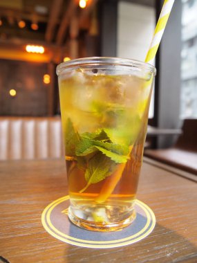 Nane şekerli buzlu çay ve saman.