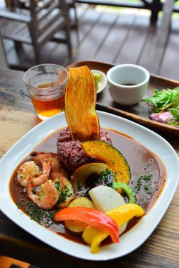 Masanın üstündeki yemeği kapat. 