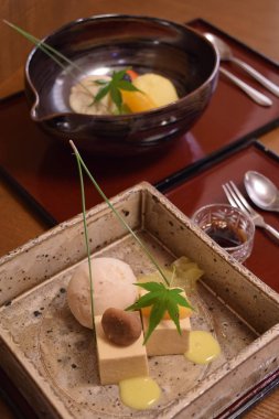 Masanın üzerine lezzetli tatlı 