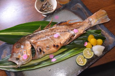Tabaktaki balıkları kapat. 
