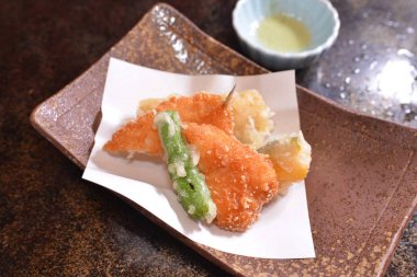 Gündüz vakti masada lezzetli bir akşam yemeği. 