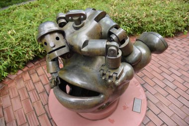 Metalden yapılmış garip bir heykel.