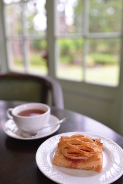 Pastayı masaya koy. 
