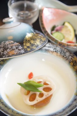 Masada lezzetli bir tatlı var. Kapatın. 