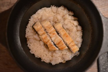 Gündüz vakti masada Asya yemeği 