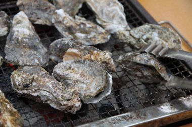 İstiridyeler dışarıda ızgara yapıyor, yakın görüş.